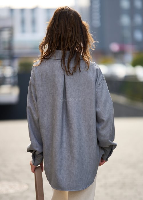 Szara koszula damska z długim rękawem i kieszenią na piersi, zapinana na guziki, styl casual