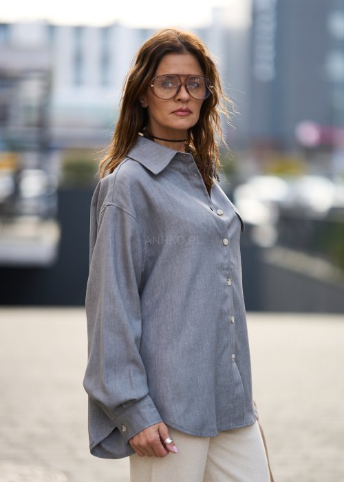 Szara koszula damska z długim rękawem i kieszenią na piersi, zapinana na guziki, styl casual