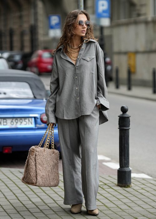 Szara koszula damska z długim rękawem i kieszenią na piersi, zapinana na guziki, styl casual