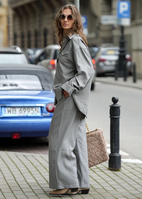 Szara koszula damska z długim rękawem i kieszenią na piersi, zapinana na guziki, styl casual