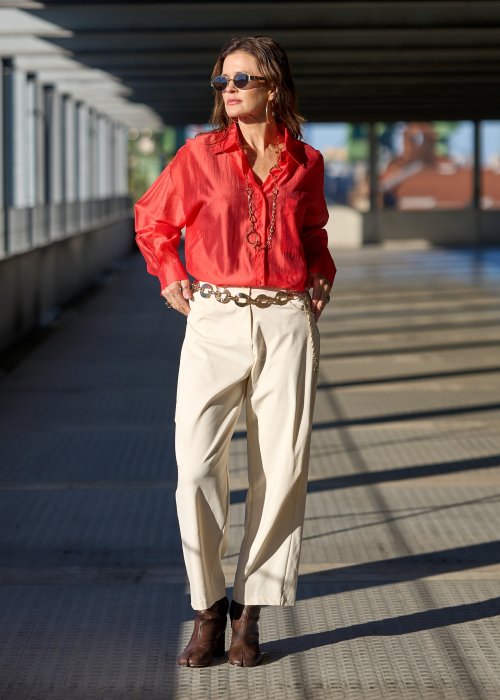 Satynowa koszula oversize w intensywnym czerwonym kolorze z kołnierzykiem i długim rękawem elegancka moda damska