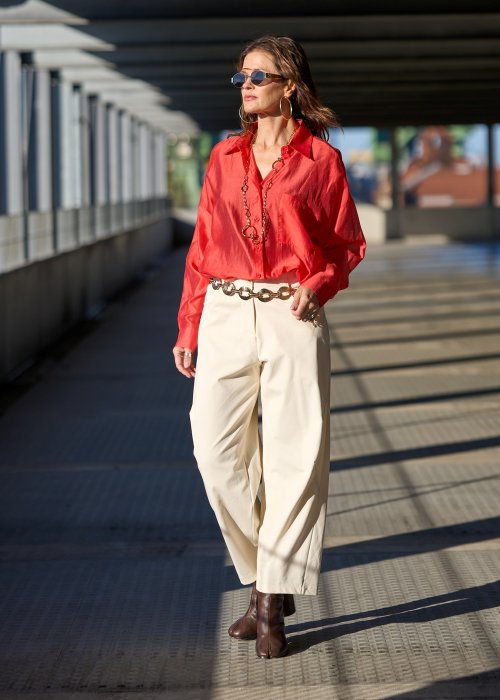 Satynowa koszula oversize w intensywnym czerwonym kolorze z kołnierzykiem i długim rękawem elegancka moda damska