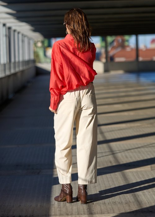 Satynowa koszula oversize w intensywnym czerwonym kolorze z kołnierzykiem i długim rękawem elegancka moda damska