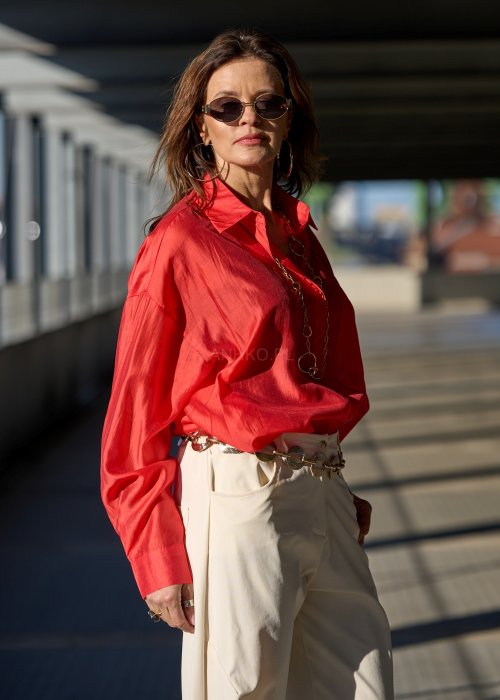 Satynowa koszula oversize w intensywnym czerwonym kolorze z kołnierzykiem i długim rękawem elegancka moda damska