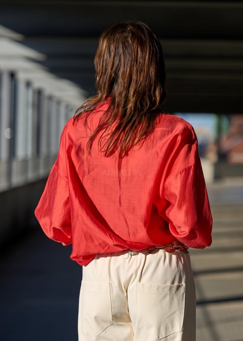 Satynowa koszula oversize w intensywnym czerwonym kolorze z kołnierzykiem i długim rękawem elegancka moda damska