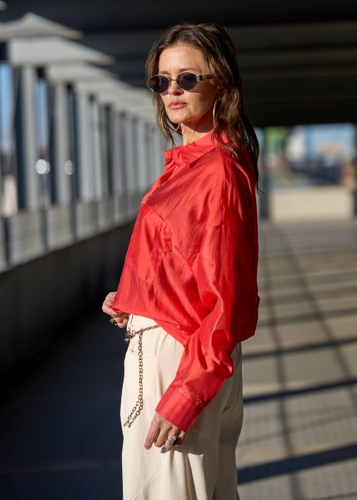 Satynowa koszula oversize w intensywnym czerwonym kolorze z kołnierzykiem i długim rękawem elegancka moda damska