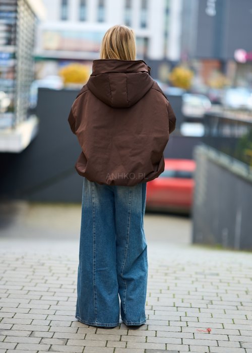 Brązowa pikowana kurtka damska z wysokim kołnierzem, zapinana na suwak, fason oversize, styl casual