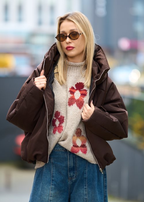 Brązowa pikowana kurtka damska z wysokim kołnierzem, zapinana na suwak, fason oversize, styl casual