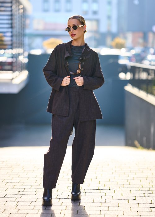 Damska brązowa marynarka o luźnym kroju z kołnierzem typu stójka i guzikami