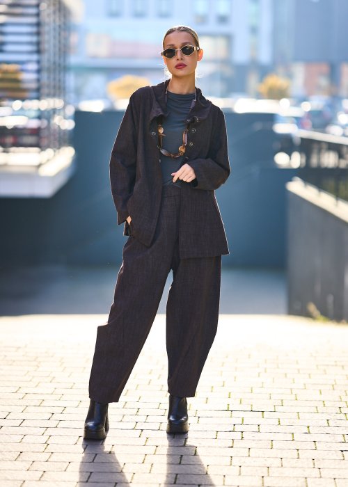 Damska brązowa marynarka o luźnym kroju z kołnierzem typu stójka i guzikami