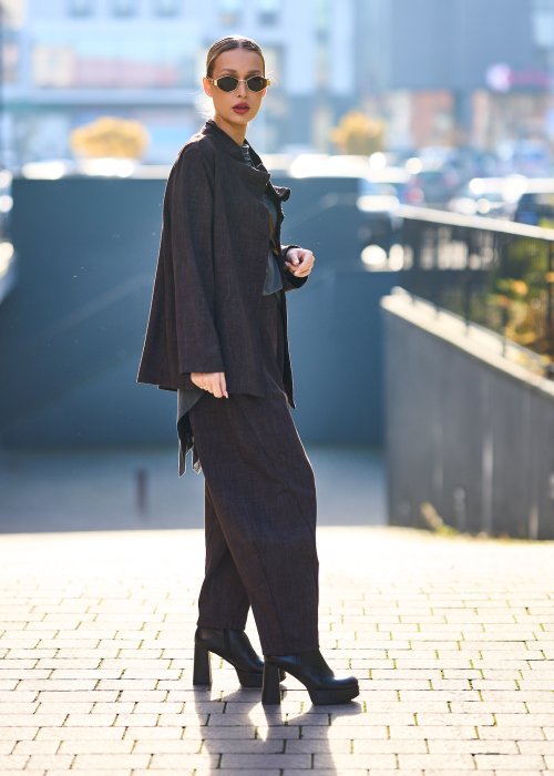 Damska brązowa marynarka o luźnym kroju z kołnierzem typu stójka i guzikami