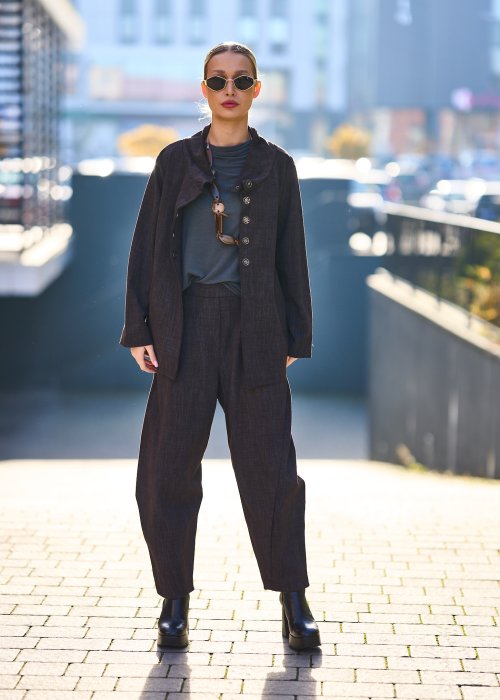 Damska brązowa marynarka o luźnym kroju z kołnierzem typu stójka i guzikami