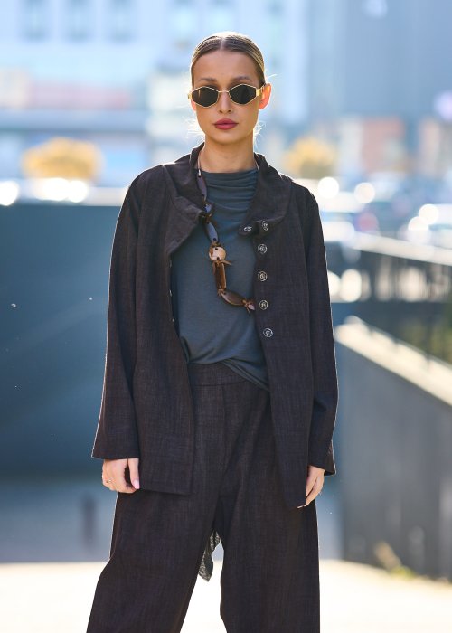 Damska brązowa marynarka o luźnym kroju z kołnierzem typu stójka i guzikami