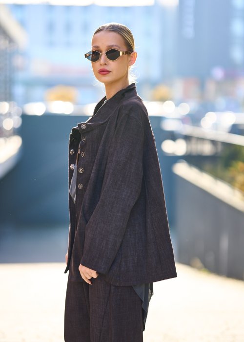 Damska brązowa marynarka o luźnym kroju z kołnierzem typu stójka i guzikami