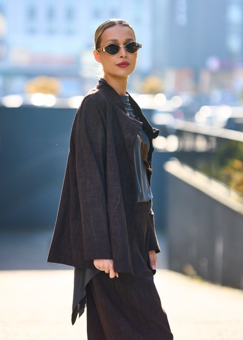 Damska brązowa marynarka o luźnym kroju z kołnierzem typu stójka i guzikami