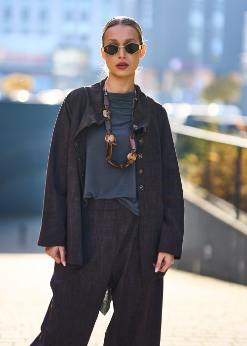 Damska brązowa marynarka o luźnym kroju z kołnierzem typu stójka i guzikami