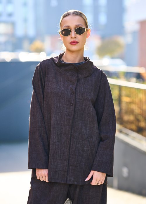 Damska brązowa marynarka o luźnym kroju z kołnierzem typu stójka i guzikami