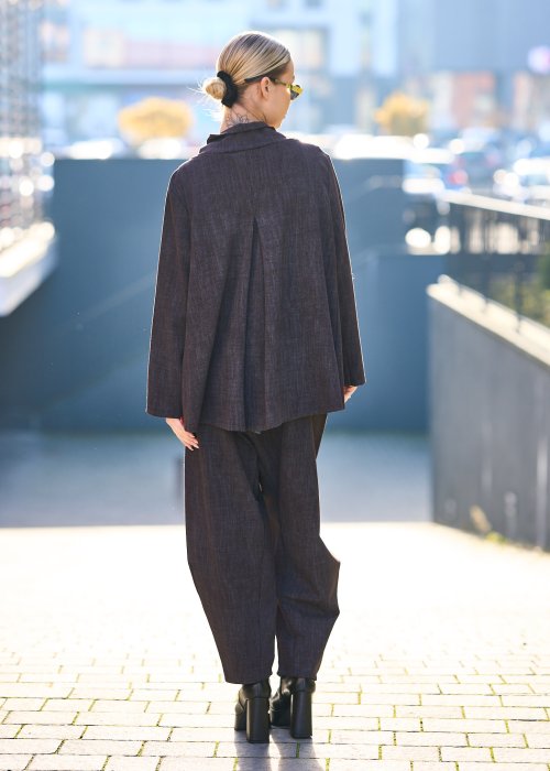 Damska brązowa marynarka o luźnym kroju z kołnierzem typu stójka i guzikami