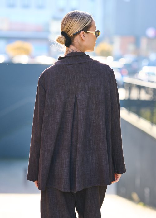 Damska brązowa marynarka o luźnym kroju z kołnierzem typu stójka i guzikami