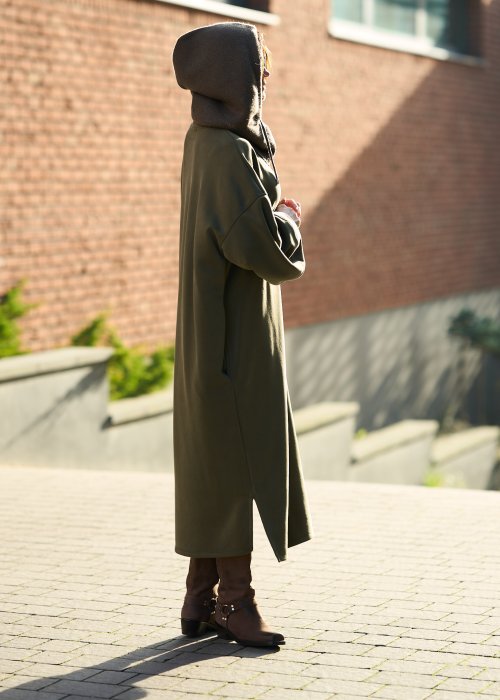 Długa oliwkowa sukienka o luźnym kroju z bufiastymi rękawami