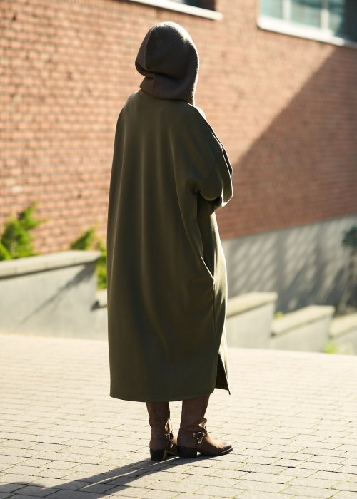 Długa oliwkowa sukienka o luźnym kroju z bufiastymi rękawami