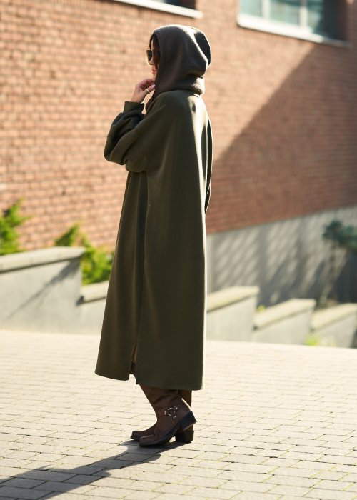 Długa oliwkowa sukienka o luźnym kroju z bufiastymi rękawami