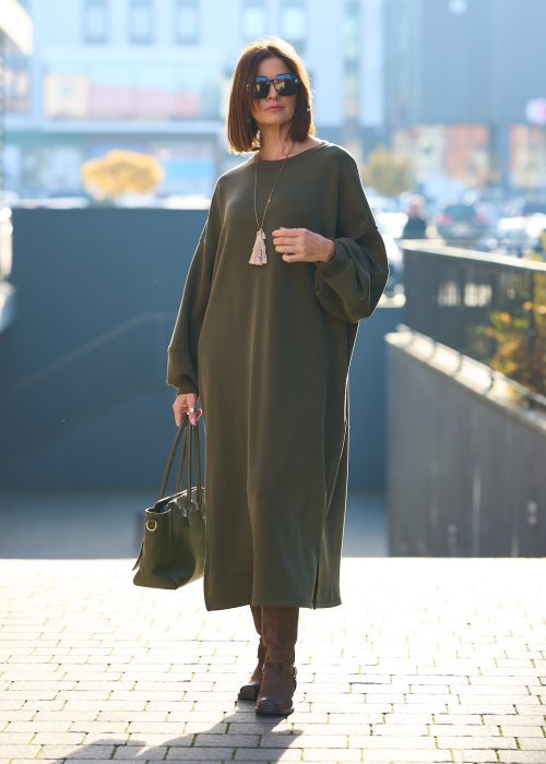 Długa oliwkowa sukienka o luźnym kroju z bufiastymi rękawami