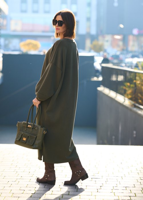 Długa oliwkowa sukienka o luźnym kroju z bufiastymi rękawami