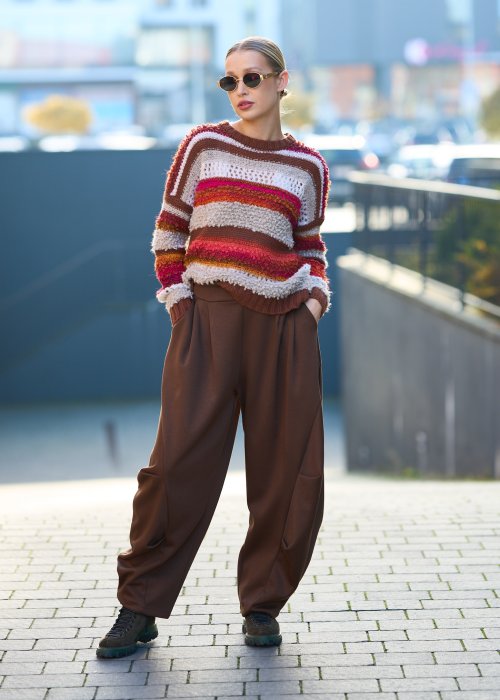 Brązowe spodnie o szerokim, marszczonym kroju z zakładkami