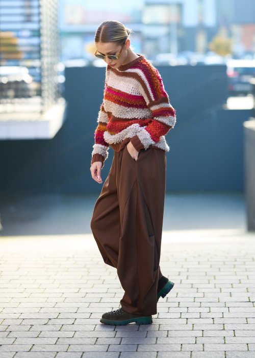 Brązowe spodnie o szerokim, marszczonym kroju z zakładkami