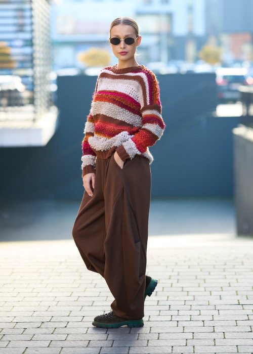 Brązowe spodnie o szerokim, marszczonym kroju z zakładkami