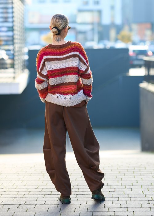 Brązowe spodnie o szerokim, marszczonym kroju z zakładkami