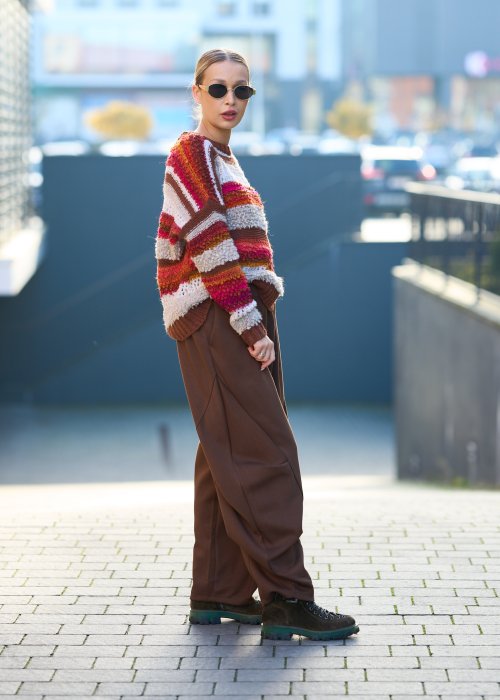 Brązowe spodnie o szerokim, marszczonym kroju z zakładkami