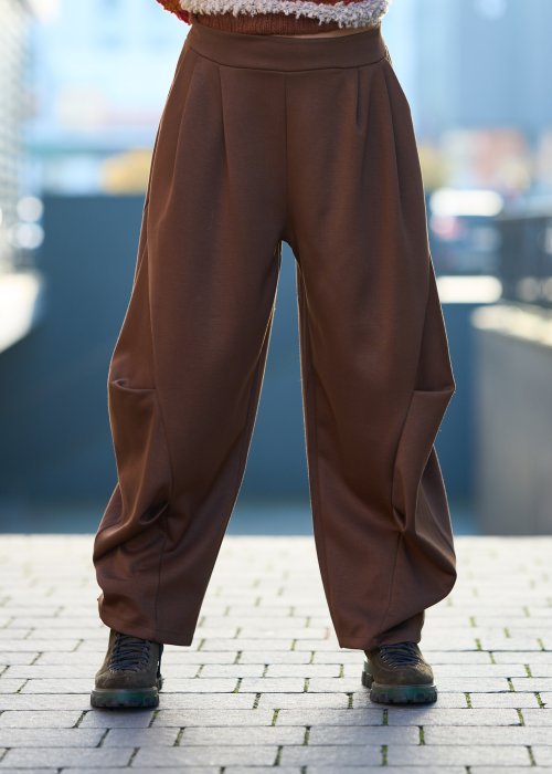 Brązowe spodnie o szerokim, marszczonym kroju z zakładkami