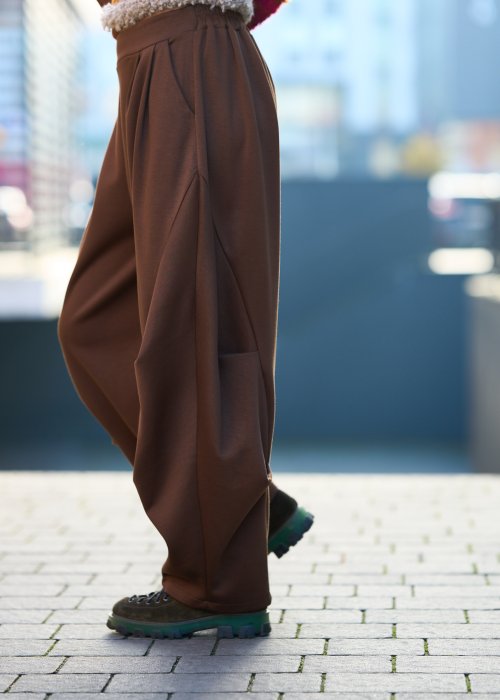 Brązowe spodnie o szerokim, marszczonym kroju z zakładkami