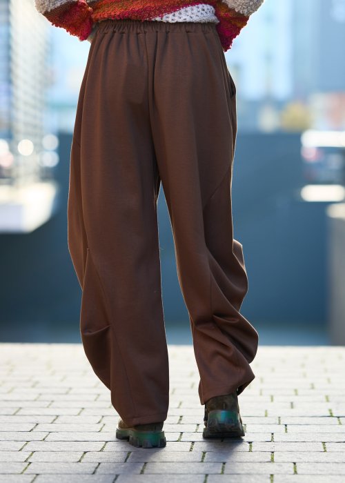 Brązowe spodnie o szerokim, marszczonym kroju z zakładkami