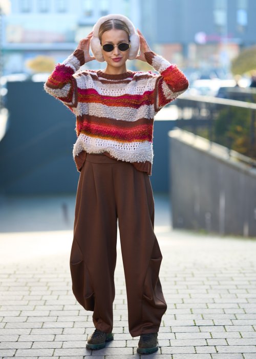 Brązowe spodnie o szerokim, marszczonym kroju z zakładkami