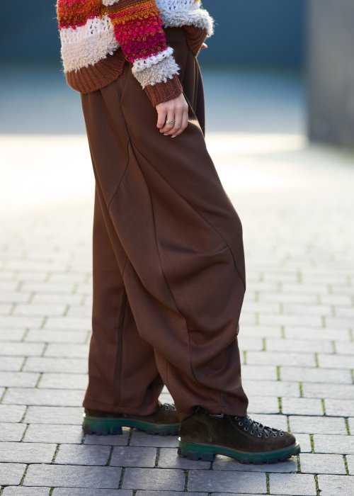 Brązowe spodnie o szerokim, marszczonym kroju z zakładkami