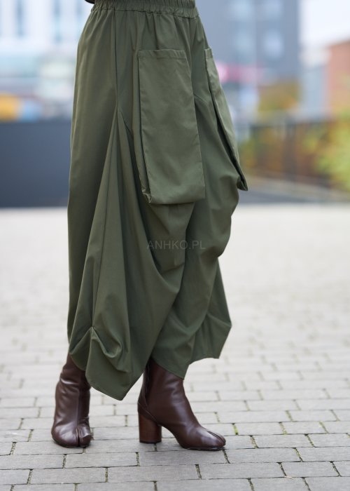 Zielone spodnie o szerokich nogawkach z dużymi kieszeniami cargo z przodu, zakończone zwężanym dołem