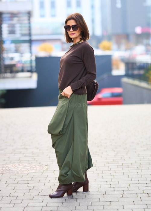 Zielone spodnie o szerokich nogawkach z dużymi kieszeniami cargo z przodu, zakończone zwężanym dołem