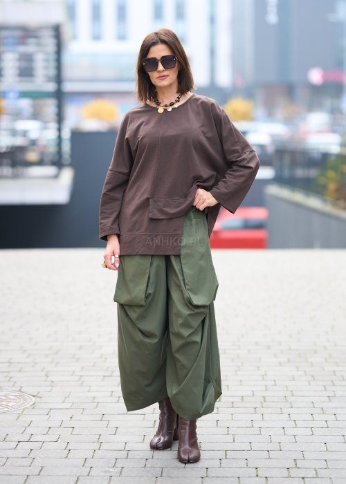 Brązowa bluzka z długim rękawem i asymetryczną kieszenią z przodu