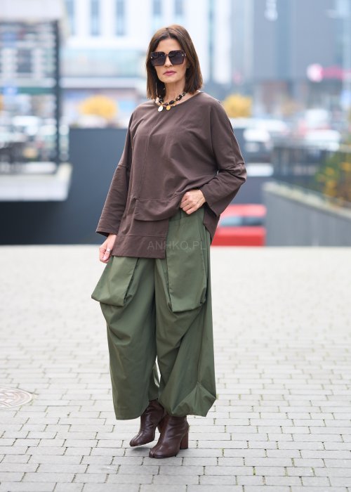 Brązowa bluzka z długim rękawem i asymetryczną kieszenią z przodu