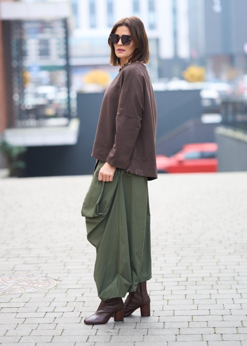 Brązowa bluzka z długim rękawem i asymetryczną kieszenią z przodu