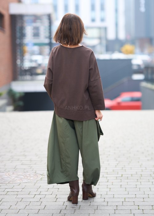 Brązowa bluzka z długim rękawem i asymetryczną kieszenią z przodu