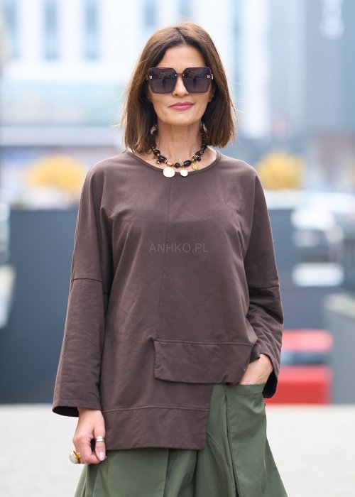 Brązowa bluzka z długim rękawem i asymetryczną kieszenią z przodu