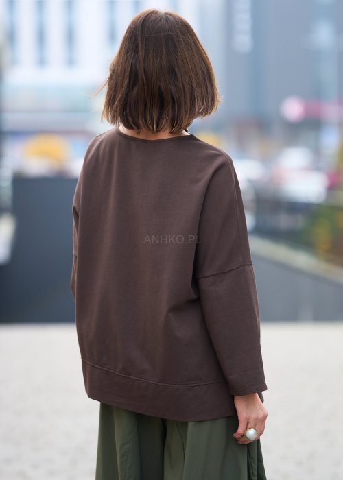 Brązowa bluzka z długim rękawem i asymetryczną kieszenią z przodu