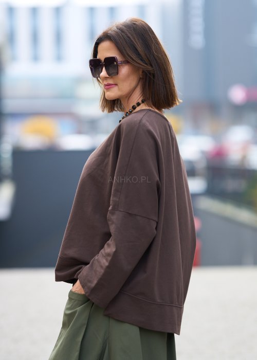Brązowa bluzka z długim rękawem i asymetryczną kieszenią z przodu