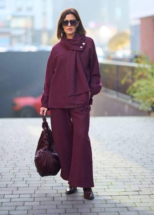 Burgundowe, dresowe spodnie z prostą nogawką, czarnym troczkiem w pasie i kieszeniami