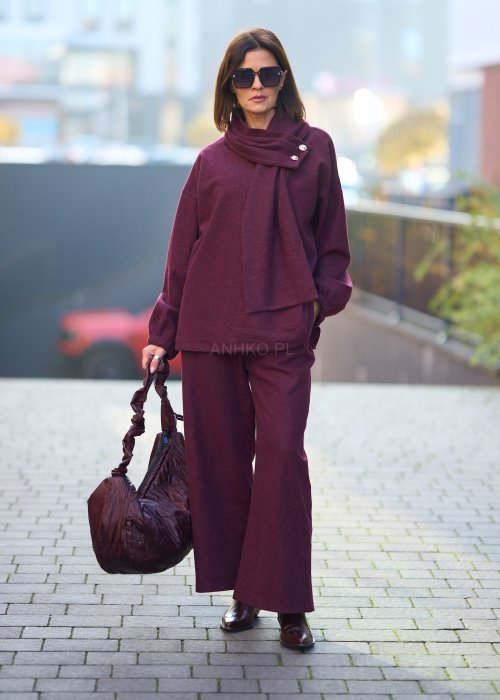 Burgundowe, dresowe spodnie z prostą nogawką, czarnym troczkiem w pasie i kieszeniami