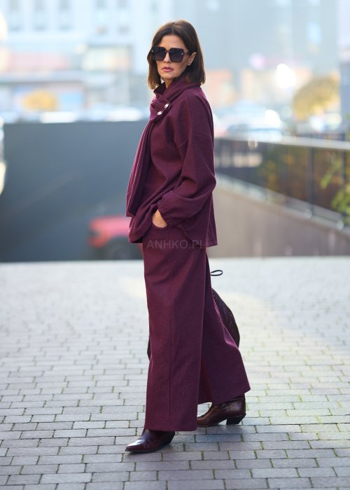 Burgundowe, dresowe spodnie z prostą nogawką, czarnym troczkiem w pasie i kieszeniami